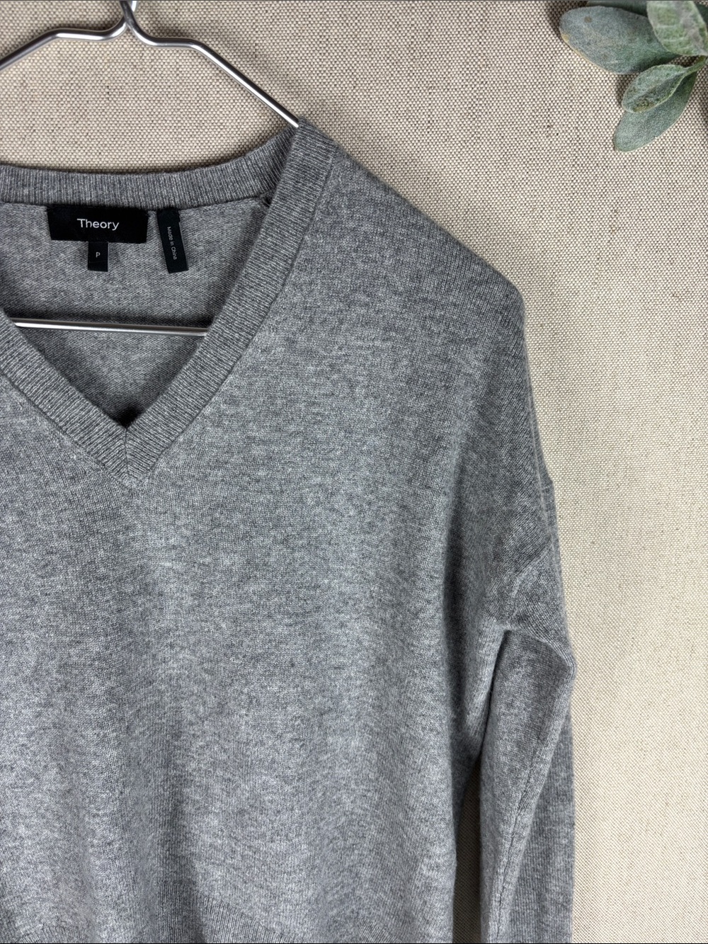 Theory > Cashmere V-Neck Sweater Heather Gray Small - Picture 3 of 8